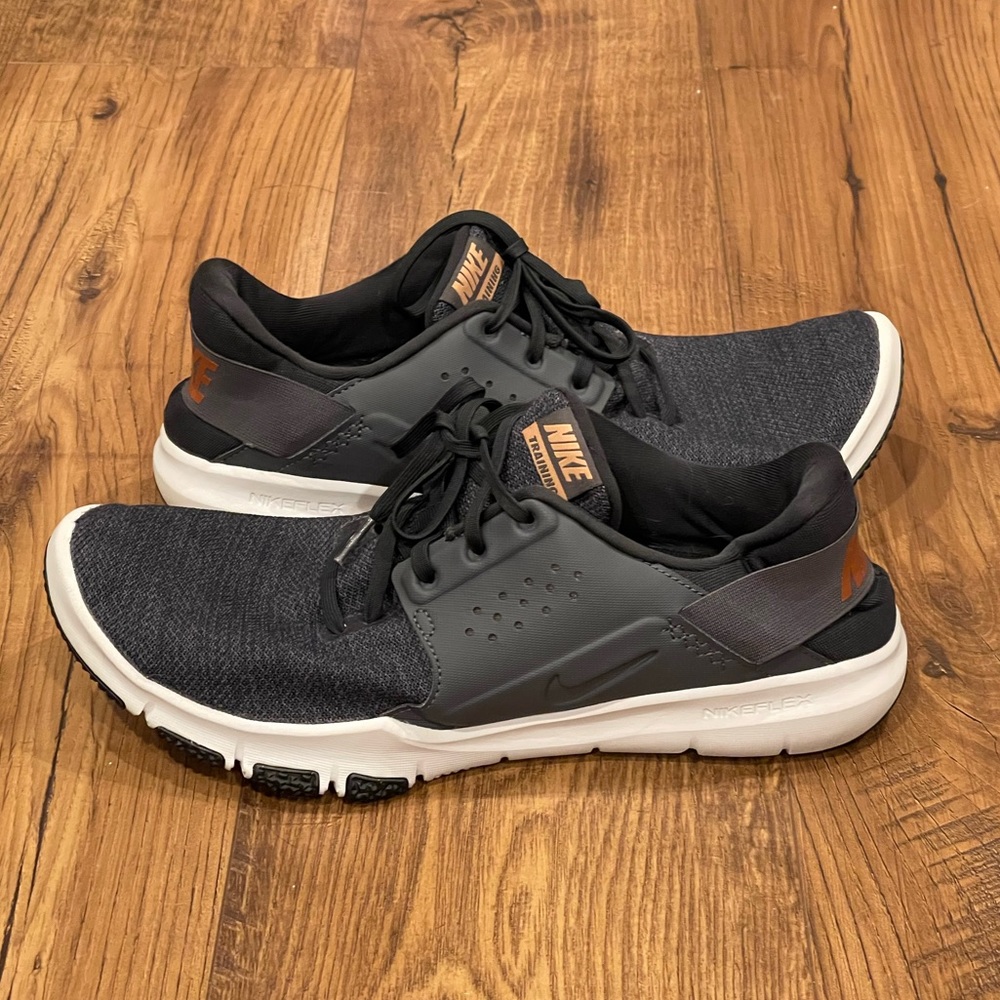 Men’s NIKE size 11.5 Navy 2019 training shoes. Gently used. Nike Flex.